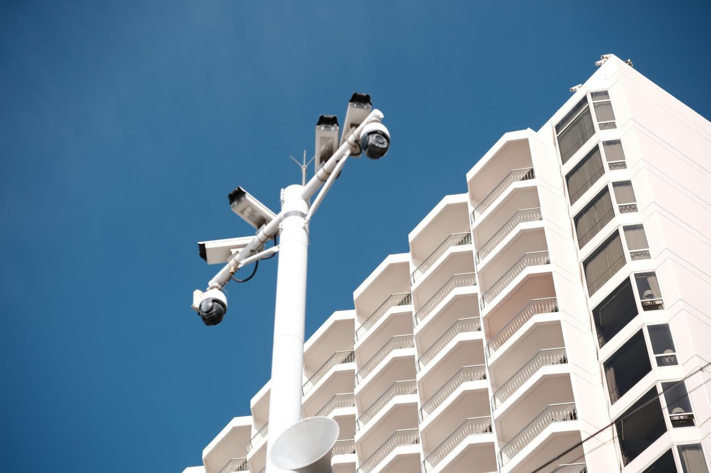 Mât de vidéoprotection multi-caméras devant un immeuble