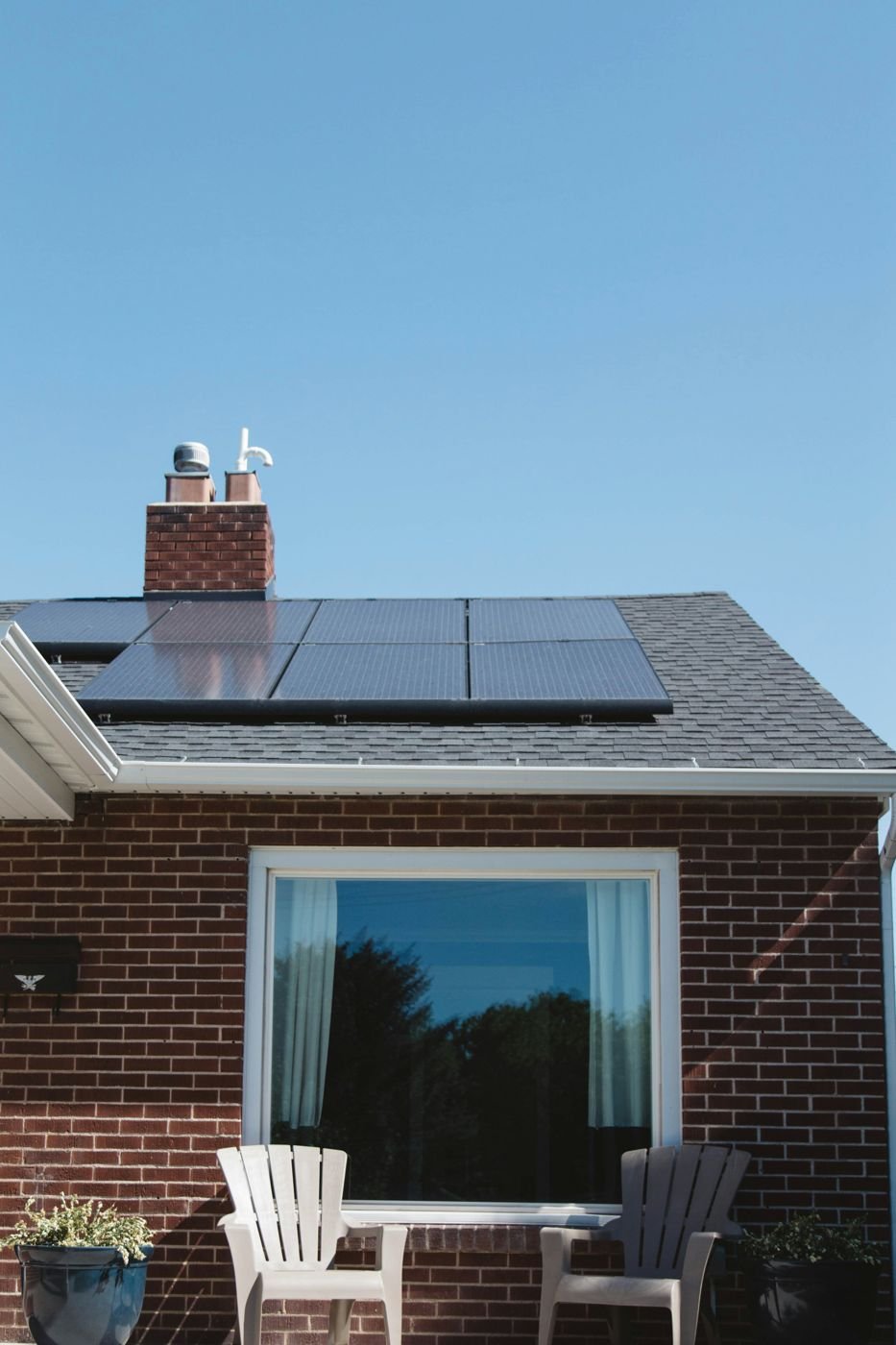 Panneaux solaires photovoltaïques installés sur la toiture d'une maison