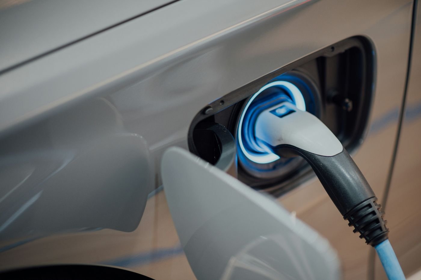 Recharge d'un véhicule électrique sur borne installée par un électricien qualifié IRVE