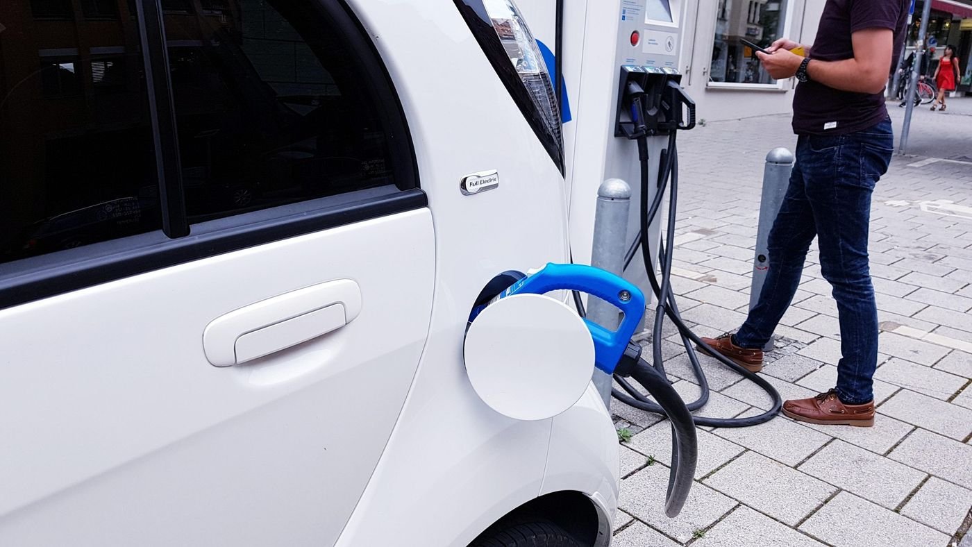 Recharge d'une citadine électrique sur une borne de voirie