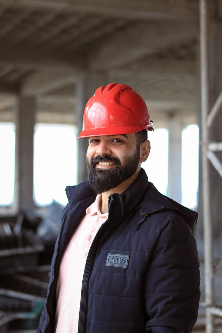 Technicien EXTER3D souriant sur un chantier, casque de sécurité